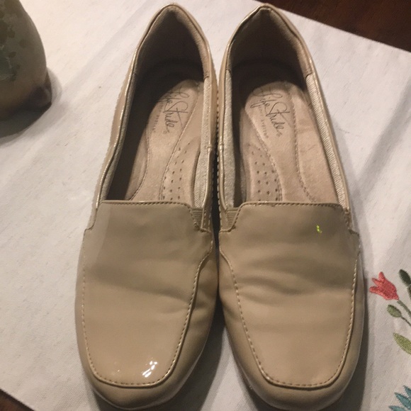 Nude patent leather flats - Picture 2 of 4
